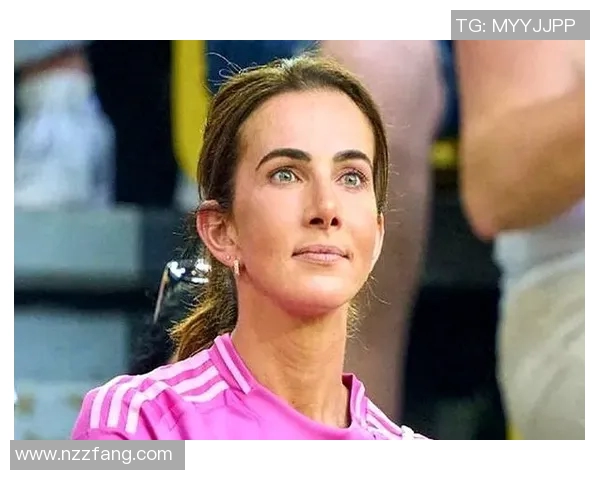 足球明星的爱情故事：揭秘那些比他们年长的妻子背后的魅力与智慧